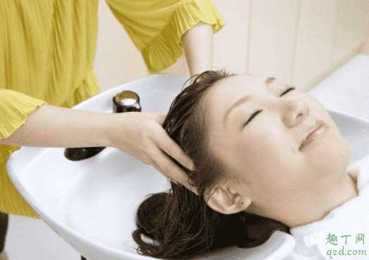 护发素伤不伤头皮?用护发素会掉头发吗 护发素伤不伤头皮?用护发素会掉头发吗