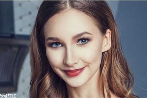 鼻子大鼻翼宽怎么化妆？