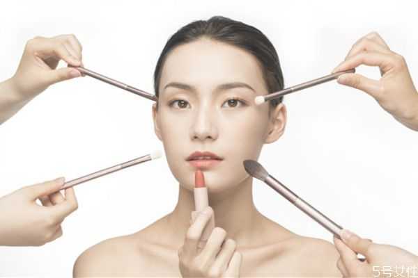 饰底乳在什么时候用？粉底液前是用隔离还是妆前