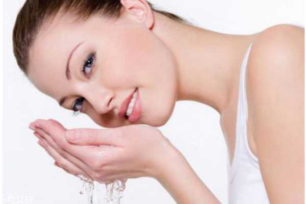 痘痘肌用什么洗面奶 痘痘肌用什么洗面奶