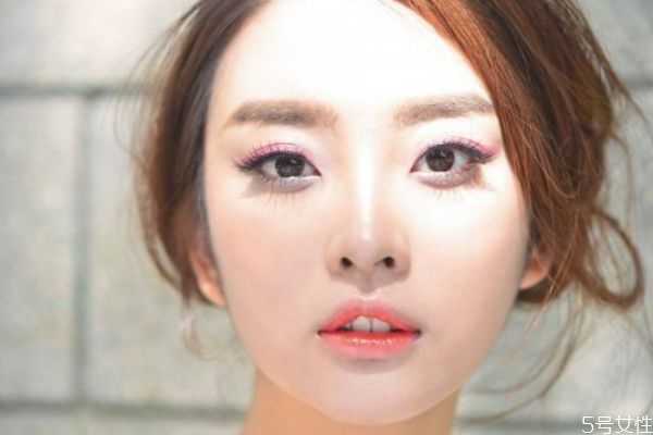 珠光眼影是什么意思？眼影珠光好看还是哑光好看