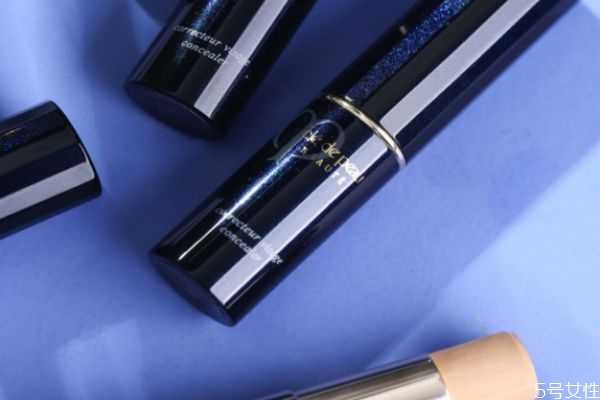 饰底乳在什么时候用？粉底液前是用隔离还是妆前