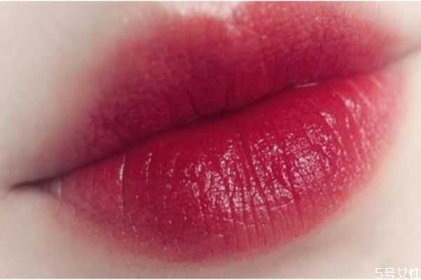 唇色暗的人适合什么口红？唇色暗涂什么颜色口红