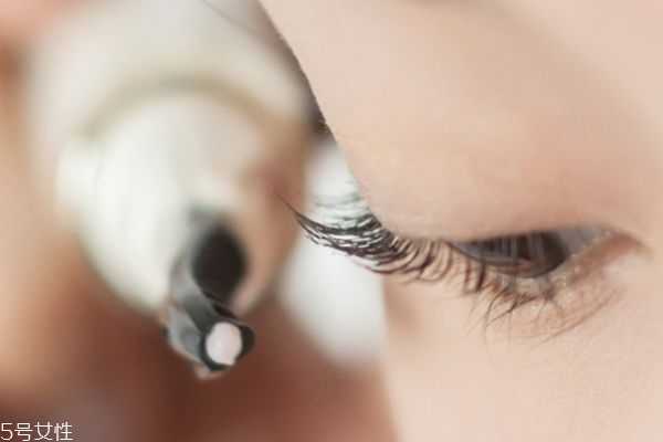 睫毛怎么刷最翘？