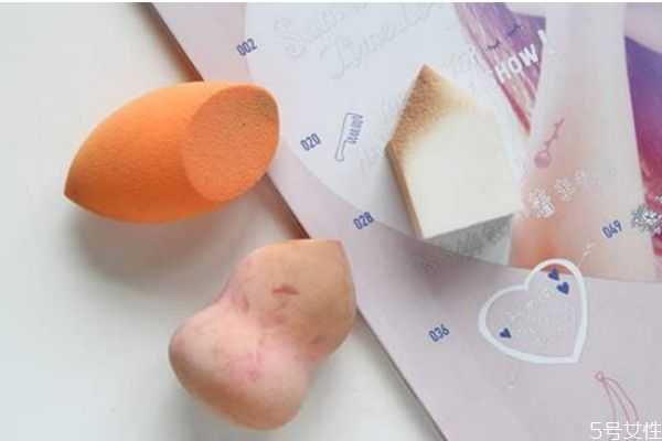 化妆粉扑用之前一定要打湿吗？化妆粉扑什么形状实用