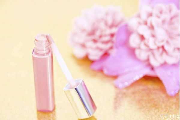 唇彩和口红哪个危害小？唇彩是什么做的