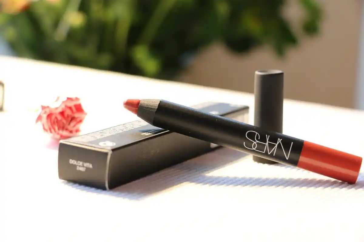 唇彩和唇膜的使用顺序 唇彩的正确使用方法