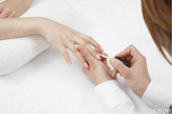 美甲多久做一次比较好？卸甲后怎样保养指甲