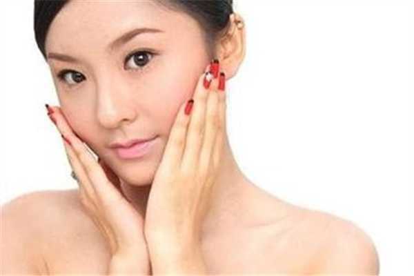 夏天脸上出油严重什么原因？夏天脸上出油用什么洗面奶