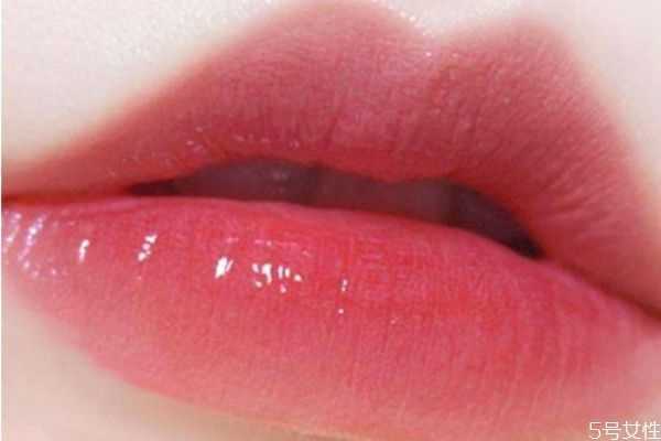 口红缎光和滋润是一样吗？缎光和哑光的区别