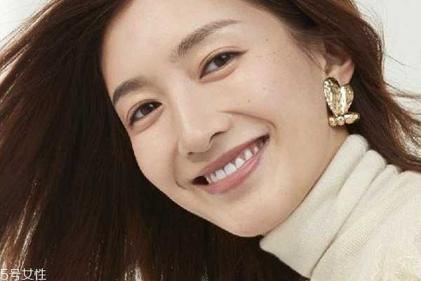 脸部缺水什么表现