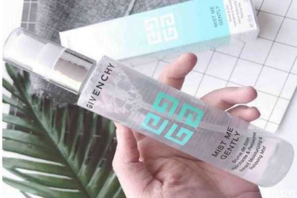 如何选择适合自己的定妆喷雾 如何选择适合自己的定妆喷雾