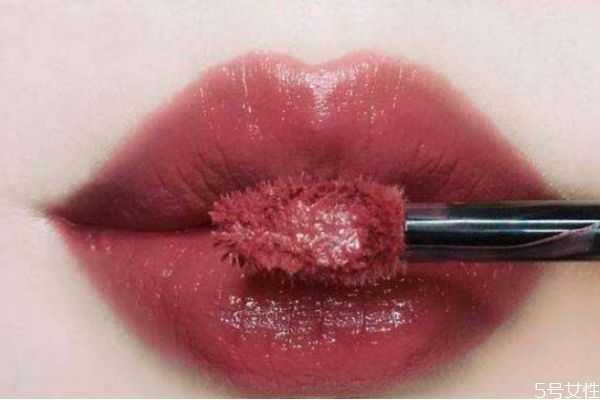 涂完口红后干成一条线 如何涂口红不会堆积一条线