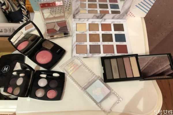 高光和眼影的配料是一样的么