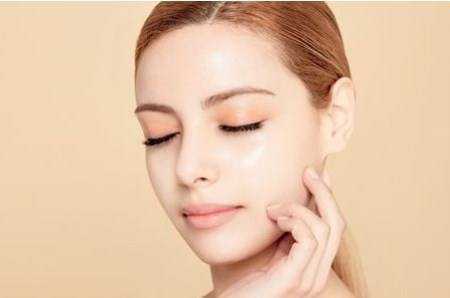 洗脸时先用卸妆水还是洗面奶