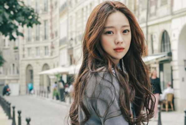 自然卷适合什么发型好看？这几款发型显的年轻又时尚