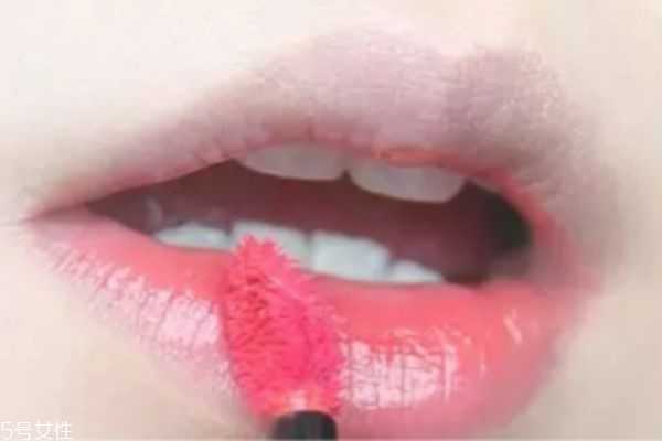 阿玛尼唇釉怎么涂均匀？阿玛尼唇釉正确涂抹方法
