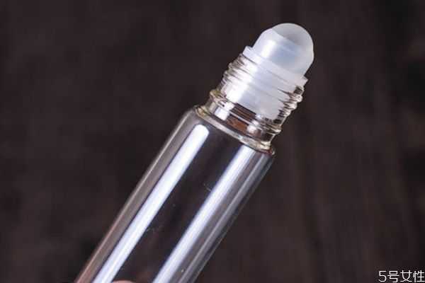 滚珠香水好还是喷雾好？滚珠香水的正确使用方法