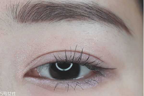 双色眼影怎么正确使用 双色眼影怎么正确使用