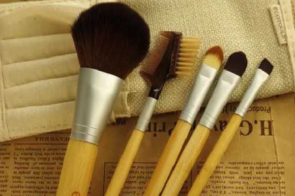 化妆刷可以用吹风机吹干吗 化妆刷可以用吹风机吹干吗