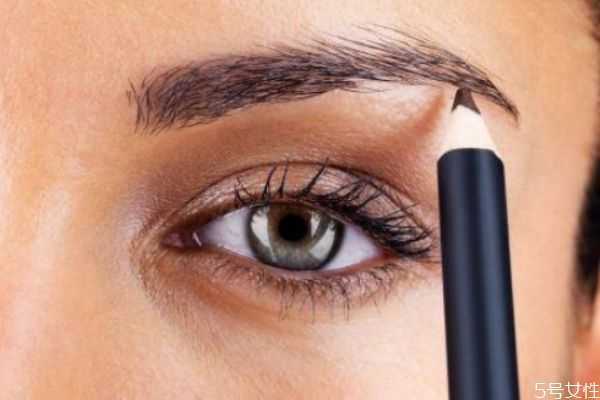 新手使用眉粉好还是眉笔