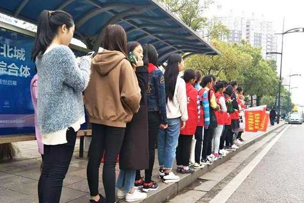 为什么现在旗袍很少有人穿 为什么现在旗袍很少有人穿