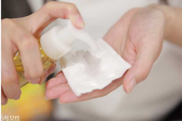 干皮适合什么卸妆产品 干皮适合什么卸妆产品