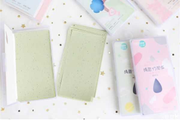 吸油纸会使皮肤缺水吗?吸油纸光滑的一面吸油吗 吸油纸会使皮肤缺水吗?吸油纸光滑的一面吸油吗