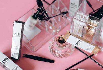 “长期化妆”和“长期素颜”，5年后皮肤有什么区别？