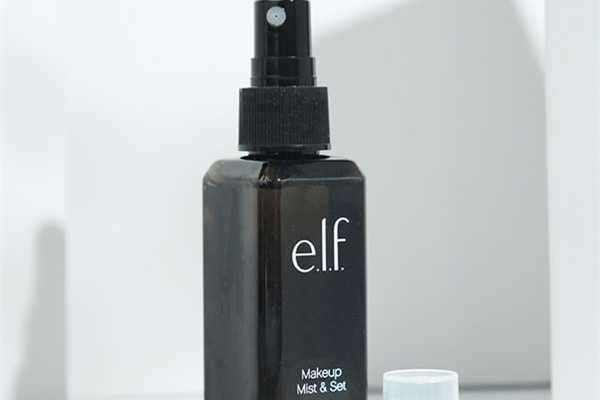 定妆喷雾要摇晃吗 定妆喷雾要喷几下