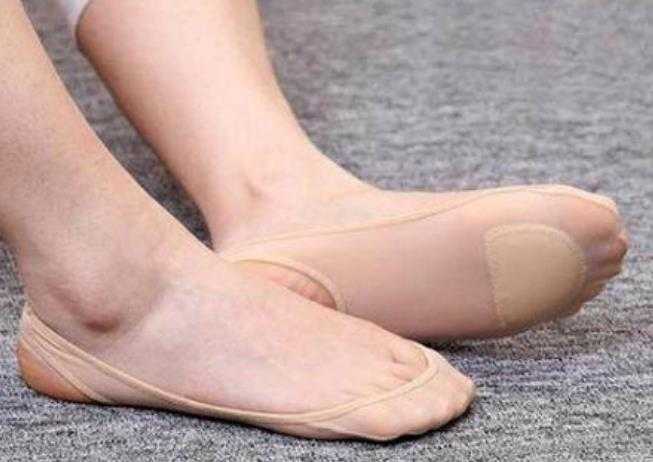 穿丝袜为什么脚容易臭?肉色的丝袜会臭脚吗 穿丝袜为什么脚容易臭?肉色的丝袜会臭脚吗
