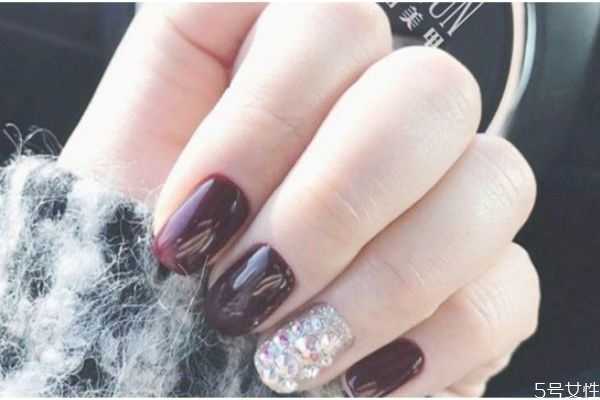 指甲怎么涂好看步骤 正确涂甲油的步骤 指甲怎么涂好看步骤 正确涂甲油的步骤