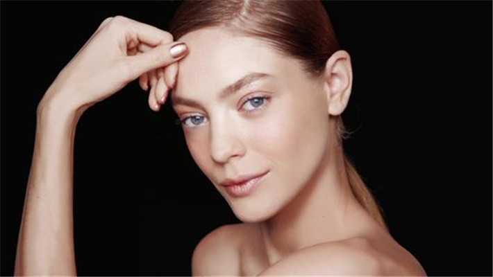 皮肤缺水如何补水