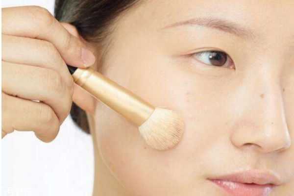 怎样让粉底液更服帖？怎么能让底妆服帖