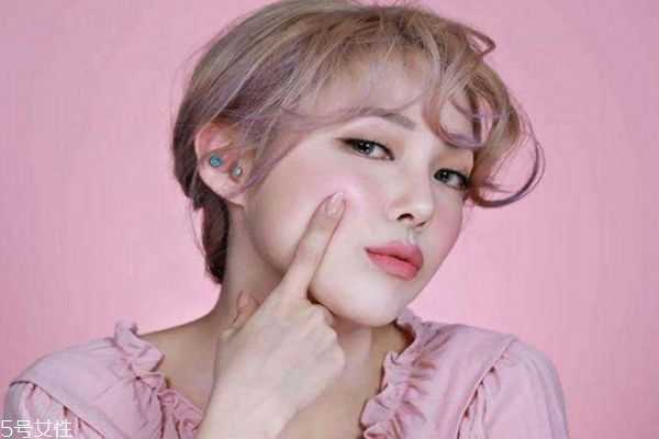 粉底和隔离哪个先用？底妆上妆的正确步骤