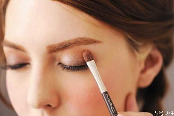 眼影亮粉怎么涂抹自然?眼影亮粉怎么用 眼影亮粉怎么涂抹自然?眼影亮粉怎么用