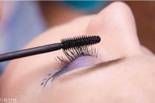 眼睫毛下垂怎么改善