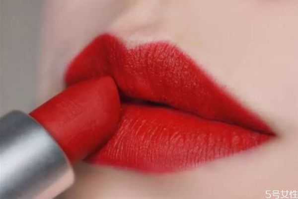 天天涂口红为什么嘴唇没颜色?嘴唇小涂什么颜色口红 天天涂口红为什么嘴唇没颜色?嘴唇小涂什么颜色口红