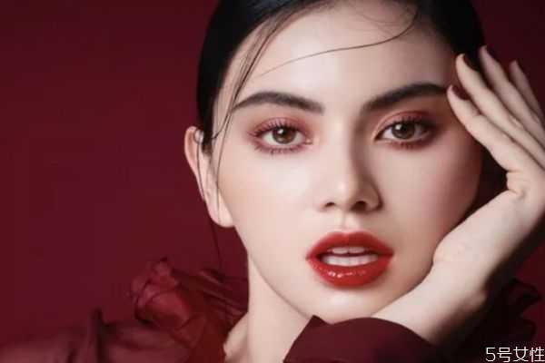 假睫毛可以用洗面奶洗吗？假睫毛如何清洗