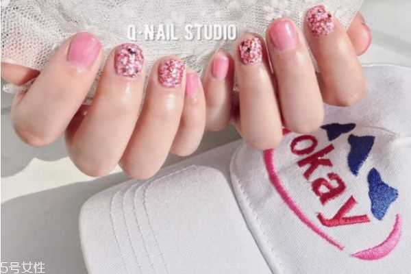 夏季做什么颜色的美甲好看？法式美甲哪种颜色适合夏天