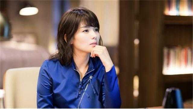 女人过了40岁，别急着剪短发！试试这4款烫发，女儿都夸年轻时髦