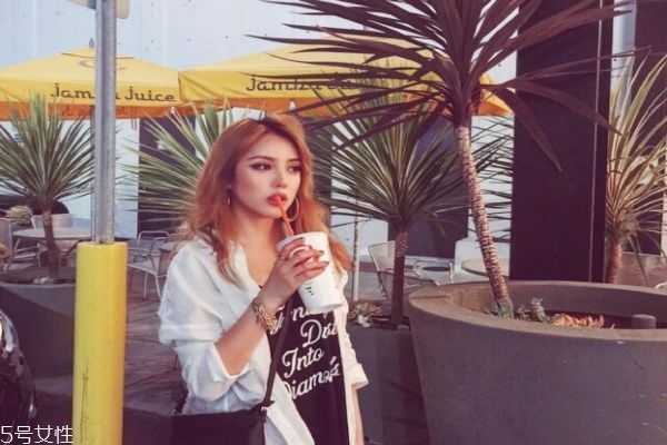 粉底和隔离哪个先用？底妆上妆的正确步骤