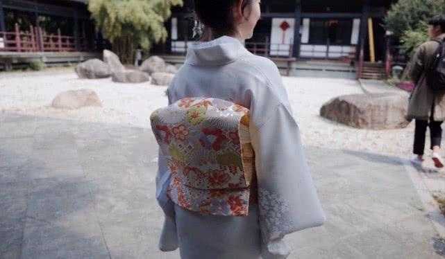 日本和服背面的包袱是干什么用的