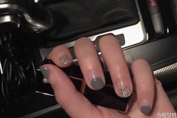 甲油胶用什么灯能照干 甲油胶用什么灯能照干