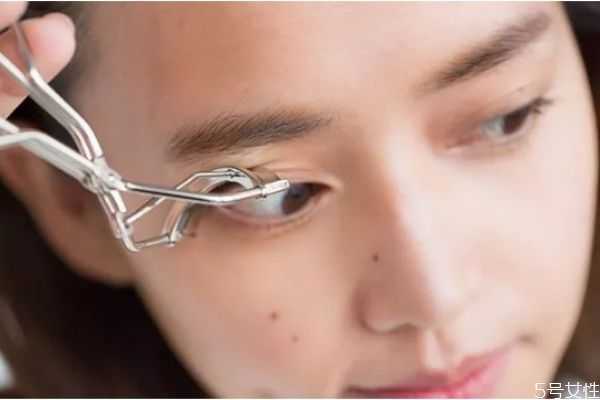 睫毛夹夹多长时间有效?睫毛夹要夹多久 睫毛夹夹多长时间有效?睫毛夹要夹多久