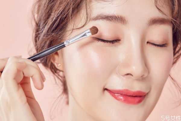 裸妆眼影用什么颜色？裸妆怎么画眼影