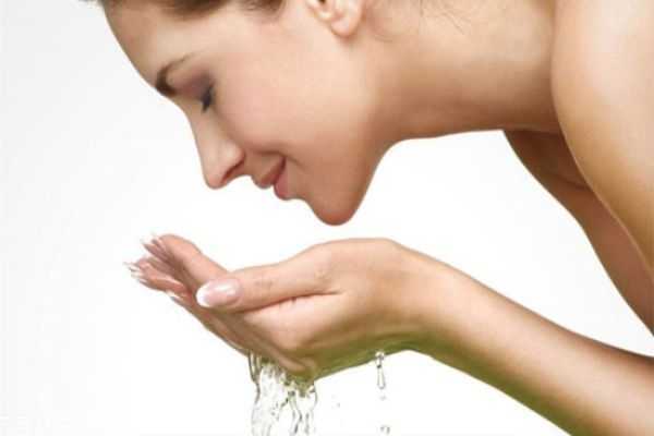 脸突然很干燥怎么回事