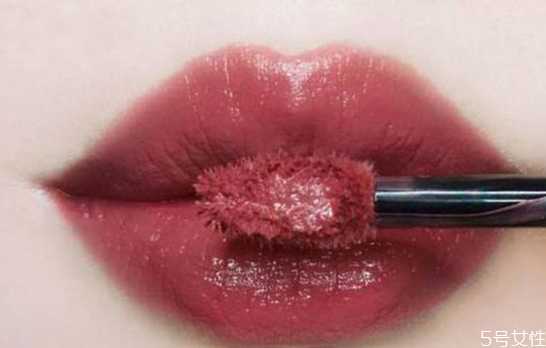 厚嘴唇适合涂豆沙色吗