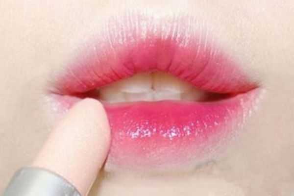 咬唇妆的白色的是什么?咬唇妆用口红还是唇彩 咬唇妆的白色的是什么?咬唇妆用口红还是唇彩