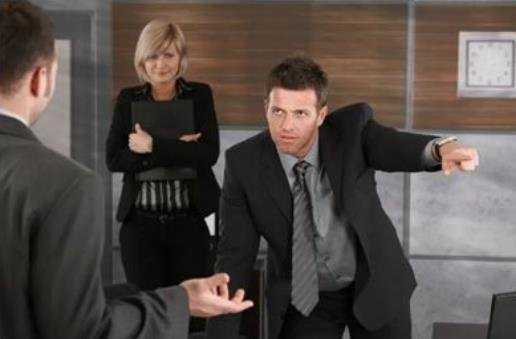 被两个领导夹在中间怎么办?8个建议帮你巧妙摆脱困境 被两个领导夹在中间怎么办?8个建议帮你巧妙摆脱困境